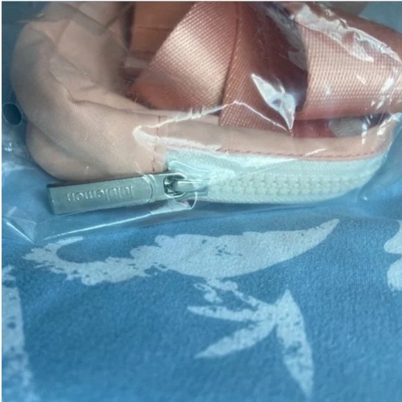 NWT Lululemon Everywhere Belt Bag 1L in RARE Melon Sorbet Color - Picture 4 of 4